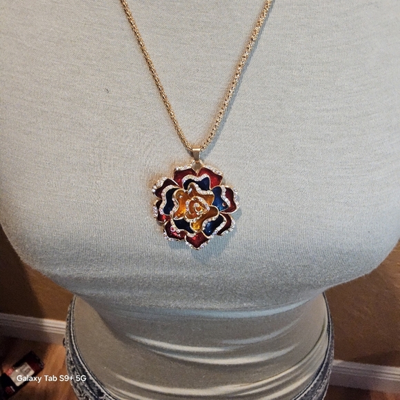 RED n BLUE FLORAL STATEMENT NECKLACE - Picture 2 of 3